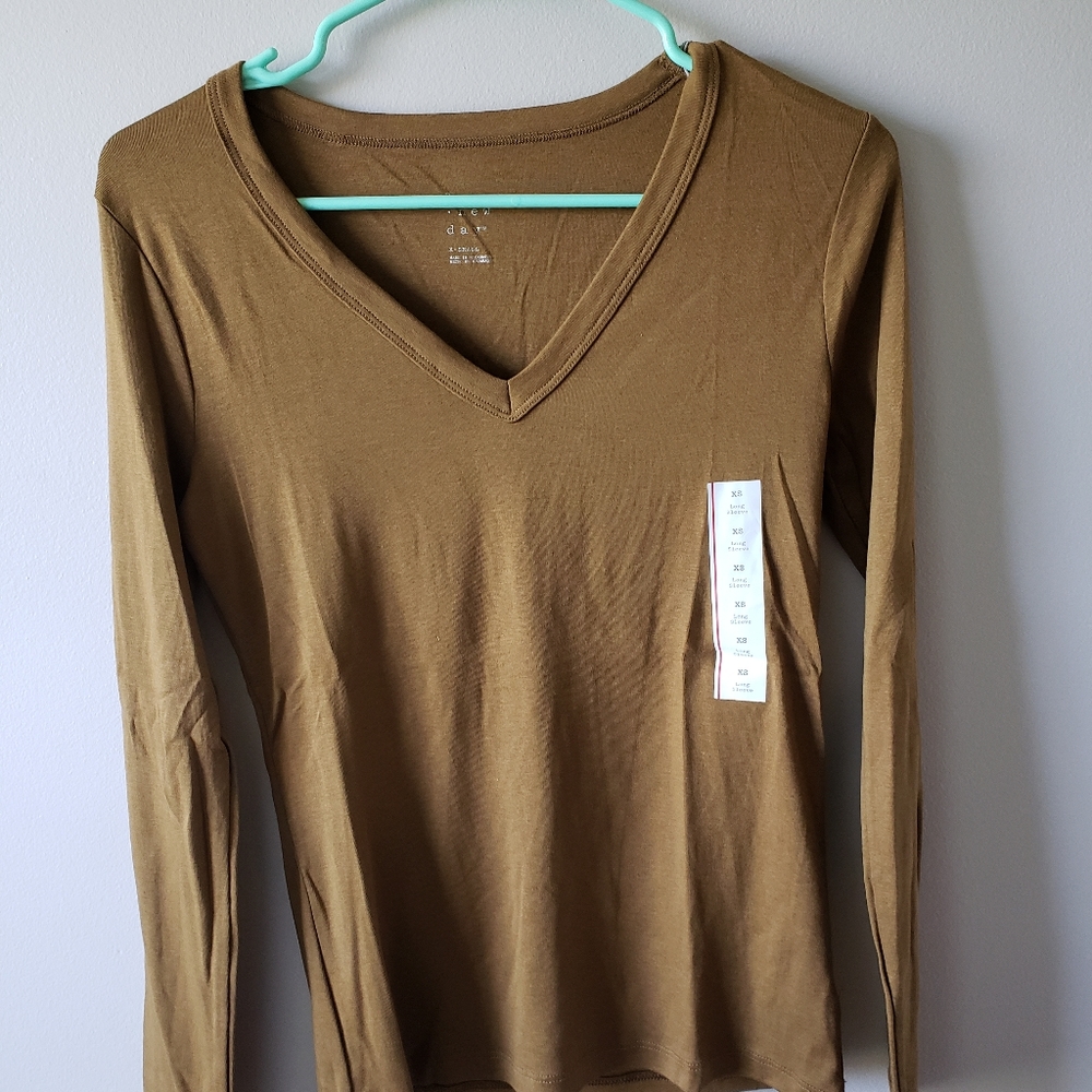 Long-sleeved v neck